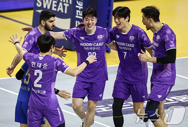 '기적의 우리카드', KB손보 꺾고 PO 진출…박철우 감독대행 승률 78.9%
