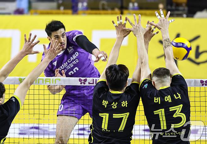 '기적의 우리카드', KB손보 꺾고 PO 진출…박철우 감독대행 승률 78.9%