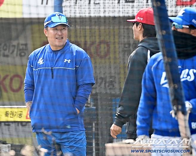 '왜 인사를 그렇게 해?' 주먹 쥐고 불호령 날리던 최형우, 후배 얼굴 보자 결국 '흐뭇'[대구 현장]