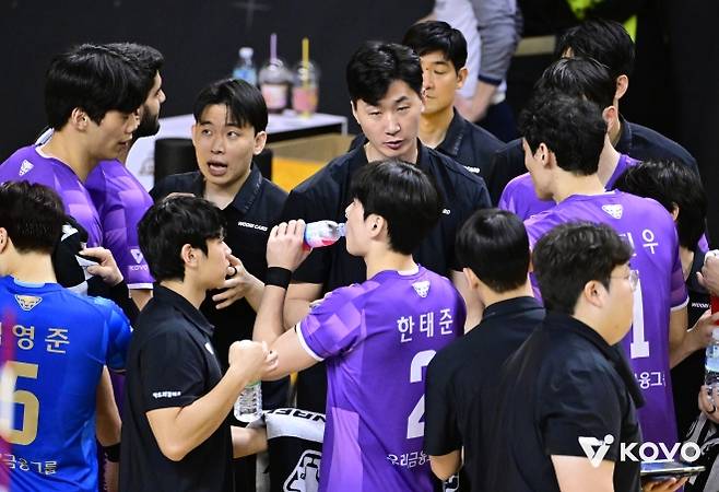 “여보 미안! 집에 가긴 틀렸어”…신난 박철우, 봄 배구 계속 간다