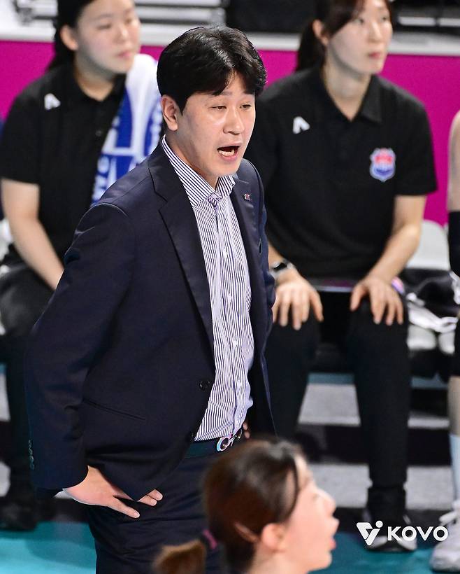 챔프전 앞두고 도로공사 지휘봉 놓게 된 김종민 감독 “나도 재계약하고 싶은 마음 없었지만, 챔프전까지만 이끌겠다고 했는데, 그렇게 못하겠다더라” [남정훈의 오버 더 네트]