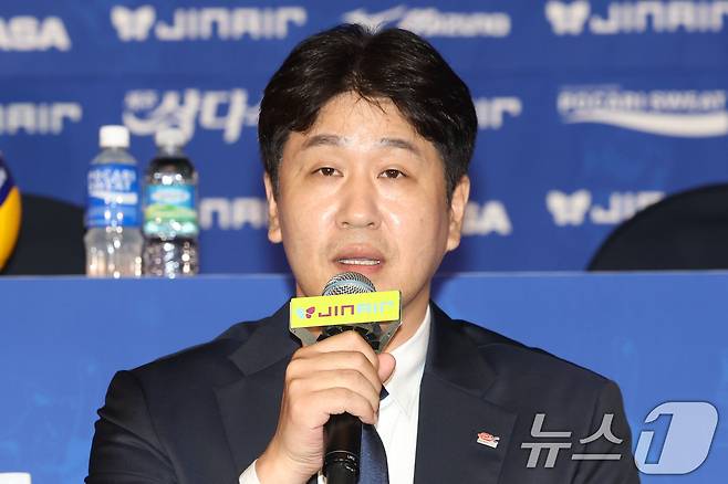 '정규시즌 1위' 도로공사, 김종민 감독 전격 경질…대행 체제로 챔프전