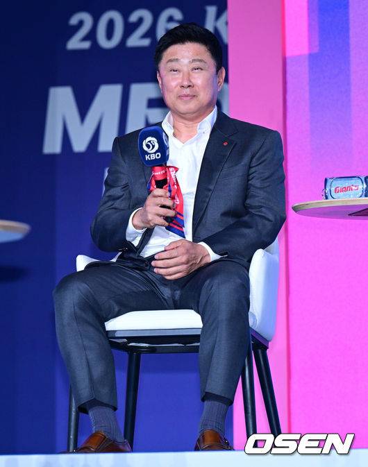 “살다 살다 별 일이” “가을점퍼요? 지금 사세요”…잔잔한 미디어데이에 ‘김태형표’ 입담 폭탄 투하 [미디어데이]