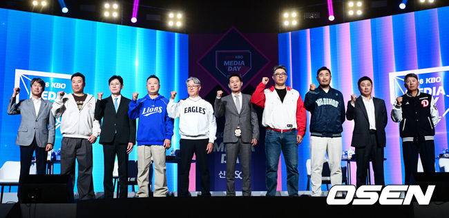 “살다 살다 별 일이” “가을점퍼요? 지금 사세요”…잔잔한 미디어데이에 ‘김태형표’ 입담 폭탄 투하 [미디어데이]