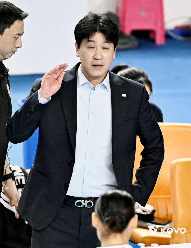 '축제' 봄배구에 찬물, 상도 상실한 '1위팀' 도로공사...김종민 감독 경질 시점·발표 시간까지 논란, V-리그 향한 존중 어디로?