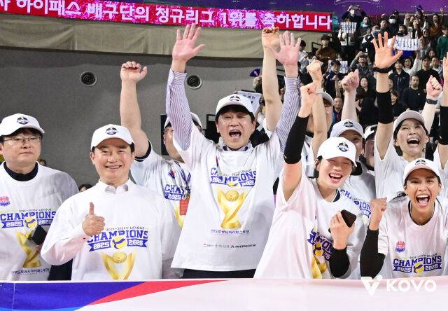 '축제' 봄배구에 찬물, 상도 상실한 '1위팀' 도로공사...김종민 감독 경질 시점·발표 시간까지 논란, V-리그 향한 존중 어디로?