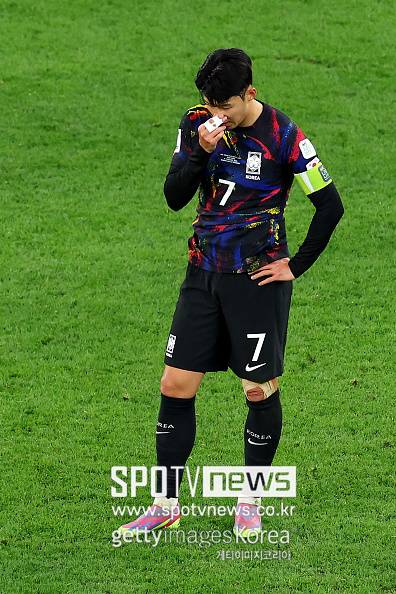 [오피셜] '끝내 눈물 펑펑' 손흥민, 대표팀 은퇴 전 뛸 수 있을까…2027 아시안컵 조 추첨 무기한 연기 ‘불안한 중동 정세 때문으로 추정’