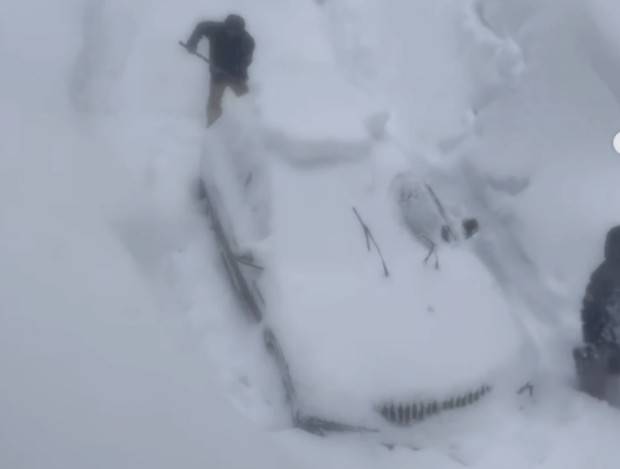 '딸' 최가온 위해…삽 들고, '차 뒤덮은' 눈 치웠다→