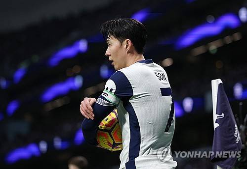 손흥민 등번호 10번? SON도 어색해하는 새 유니폼…어떻게 이런 일이