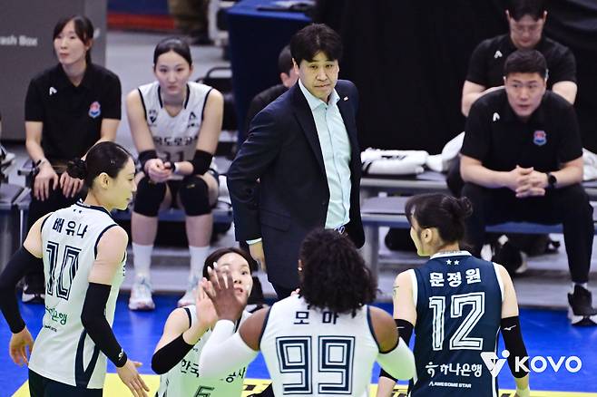 챔프전 앞두고 내쳐진 김종민 감독, 도로공사 전 단장의 부키리치 재계약 거부가 불러온 나비효과? 예의와 상도, 개념까지 상실한 최악의 운영 [남정훈의 오버 더 네트]