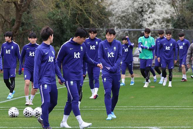 런던 맛집 소개까지! 손흥민 ‘제2 고향’ 英서 힐링, 새해 첫 필드골 정조준…월드컵 ‘가상의 남아공전’ 개봉박두 [SS 밀턴 케인즈 현장]