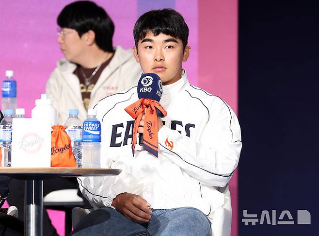 '특급 신인' 등장에 문현빈도 긴장…