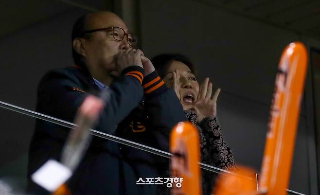 매각설 한번 없는 진짜 야구 사랑···한화 야구의 뭔가 다른 그것 ‘이토록 멋진 한화이글스’