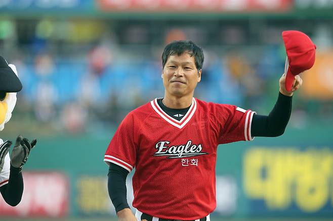 매각설 한번 없는 진짜 야구 사랑···한화 야구의 뭔가 다른 그것 ‘이토록 멋진 한화이글스’