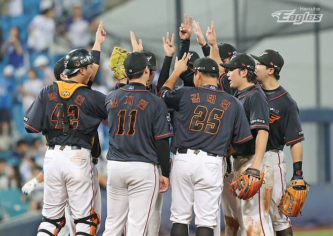 매각설 한번 없는 진짜 야구 사랑···한화 야구의 뭔가 다른 그것 ‘이토록 멋진 한화이글스’
