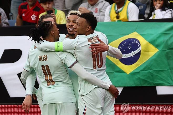 '음바페 56호 골' 프랑스, 10명이 싸우고도 브라질에 2-1 승리