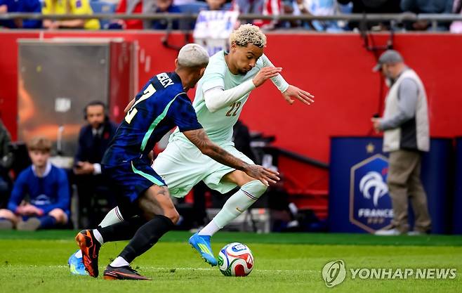 '음바페 56호 골' 프랑스, 10명이 싸우고도 브라질에 2-1 승리