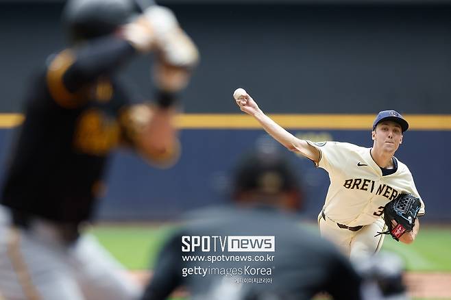 163km KKKKKKKKKKK 미쳤네…MIL 괴물신인 개막전부터 새역사 작성, 작년 활약 우연 아니다