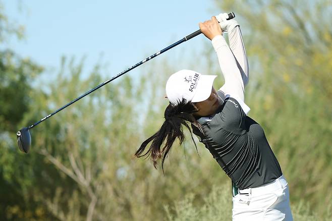 윤이나 ‘279야드 장타’로 만든 ‘이글 2개’ 67타…같은 조 제니 배는 ‘홀인원＋이글’ 66타