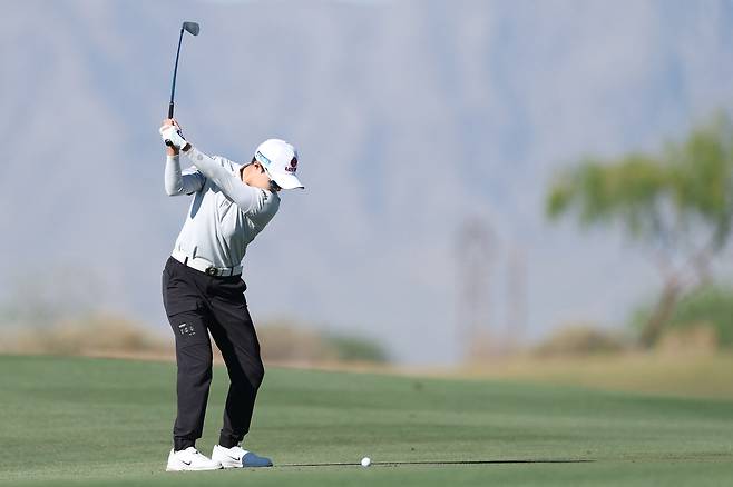 윤이나 ‘279야드 장타’로 만든 ‘이글 2개’ 67타…같은 조 제니 배는 ‘홀인원＋이글’ 66타