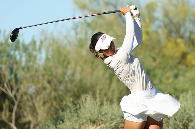 윤이나 ‘279야드 장타’로 만든 ‘이글 2개’ 67타…같은 조 제니 배는 ‘홀인원＋이글’ 66타