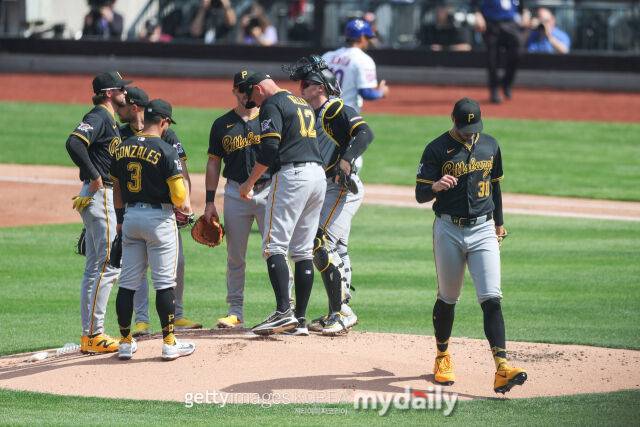 '볼넷→안타→희비→안타→볼넷→3루타→2루타' 안 좋은 선례 남기나, 세계 최고가 1이닝도 못 버티다니