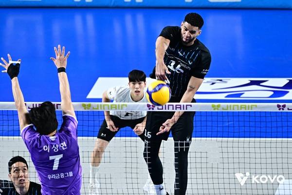 믿기지 않는 뒤집기… 현대캐피탈, 우리카드 꺾고 챔프전행 눈앞[PO1]