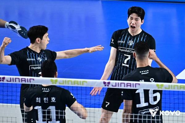 믿기지 않는 뒤집기… 현대캐피탈, 우리카드 꺾고 챔프전행 눈앞[PO1]