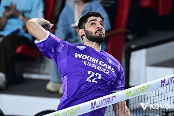 믿기지 않는 뒤집기… 현대캐피탈, 우리카드 꺾고 챔프전행 눈앞[PO1]