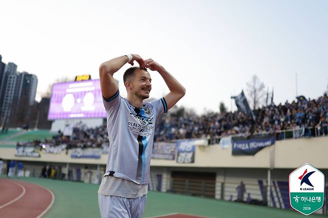 '국가대표 은퇴 선언' 무고사, 인천 팬들 또 울린 감동 다짐