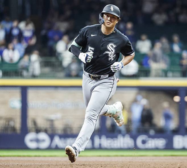 오타니·마쓰이도 못했는데…'日 56홈런 거포' ML 데뷔전 '큼지막한' 홈런 폭발+화려한 신고식'→홈런볼 돌려주자, '사인배트 선물' 미담까지