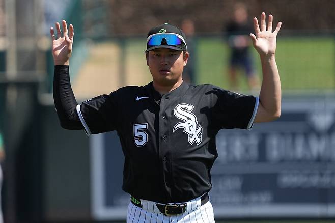 오타니·마쓰이도 못했는데…'日 56홈런 거포' ML 데뷔전 '큼지막한' 홈런 폭발+화려한 신고식'→홈런볼 돌려주자, '사인배트 선물' 미담까지