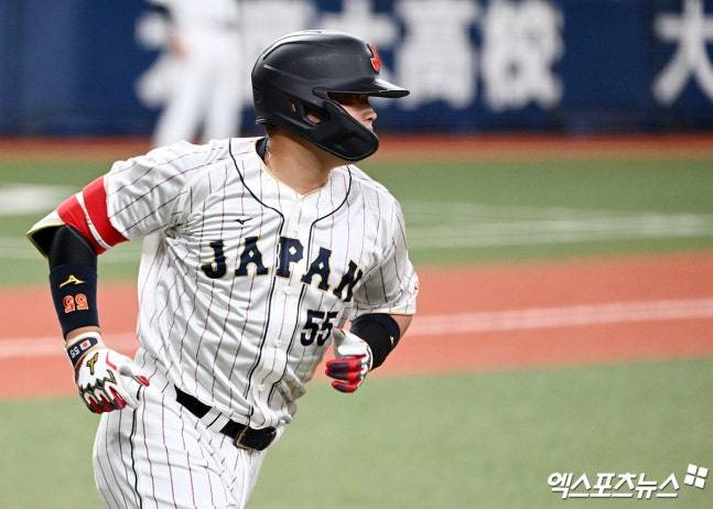 오타니·마쓰이도 못했는데…'日 56홈런 거포' ML 데뷔전 '큼지막한' 홈런 폭발+화려한 신고식'→홈런볼 돌려주자, '사인배트 선물' 미담까지