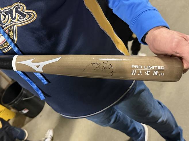 오타니·마쓰이도 못했는데…'日 56홈런 거포' ML 데뷔전 '큼지막한' 홈런 폭발+화려한 신고식'→홈런볼 돌려주자, '사인배트 선물' 미담까지