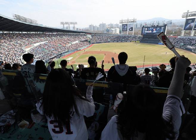 4년 연속 전 구장 매진·최다 안타 강민호, 개막전 기록 쏟아진다