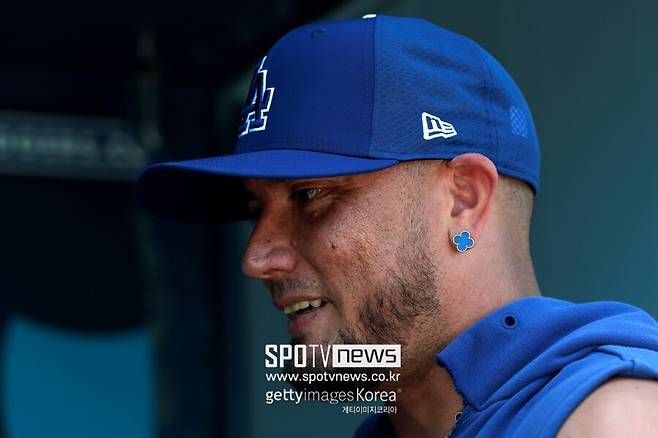 김혜성 알뜰살뜰 챙겼는데 은퇴라니…다저스 83억 유틸리티맨, 눈물 펑펑 쏟은 사연 왜?