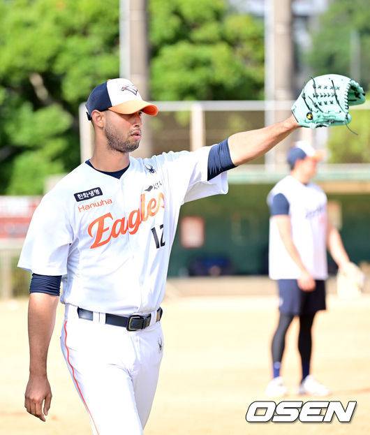 한화 '무려 18년 만에' 홈 개막전, 새 얼굴 에르난데스 첫선…폰세-와이스 공백 지울까