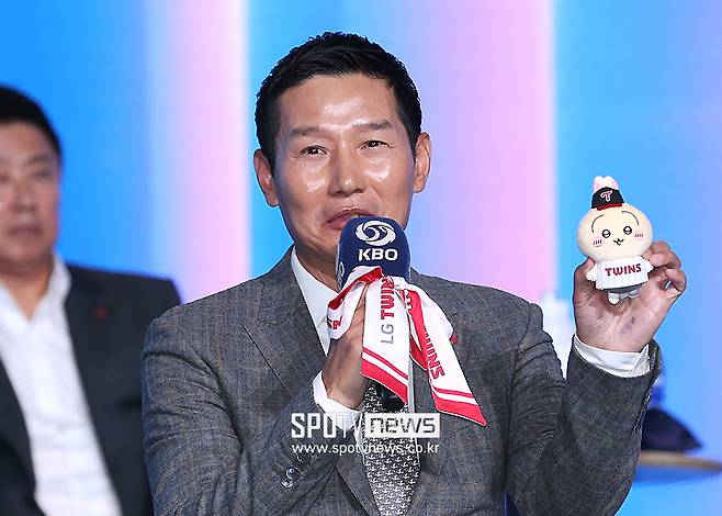 '1강' LG에 개막부터 악재…손주영 캐치볼하다 옆구리 손상, 다시 쉬어간다