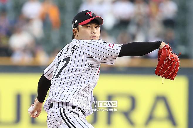 '1강' LG에 개막부터 악재…손주영 캐치볼하다 옆구리 손상, 다시 쉬어간다