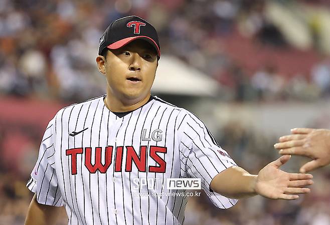 '1강' LG에 개막부터 악재…손주영 캐치볼하다 옆구리 손상, 다시 쉬어간다