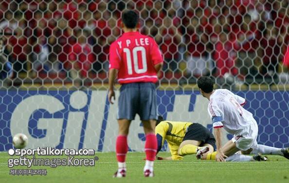 '홍명보 실책→단 11초 만에 실점' 韓대표팀 좌절 안긴 월드컵 영웅, '국가의 적' 낙인찍힌 뒤 흔적 지워지고 있다...'안타까운 상황'