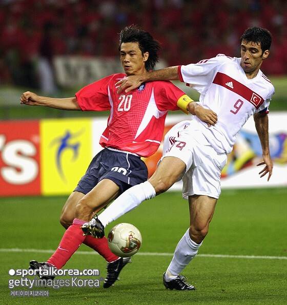 '홍명보 실책→단 11초 만에 실점' 韓대표팀 좌절 안긴 월드컵 영웅, '국가의 적' 낙인찍힌 뒤 흔적 지워지고 있다...'안타까운 상황'