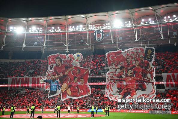 '홍명보 실책→단 11초 만에 실점' 韓대표팀 좌절 안긴 월드컵 영웅, '국가의 적' 낙인찍힌 뒤 흔적 지워지고 있다...'안타까운 상황'