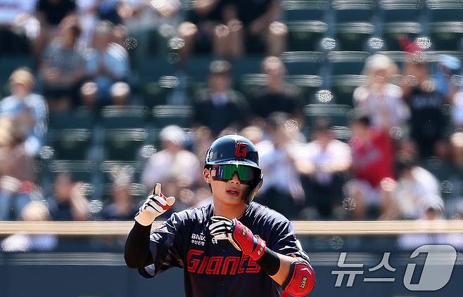 2026 프로야구 1호 홈런은 롯데 윤동희…삼성 후라도 상대 '쾅'