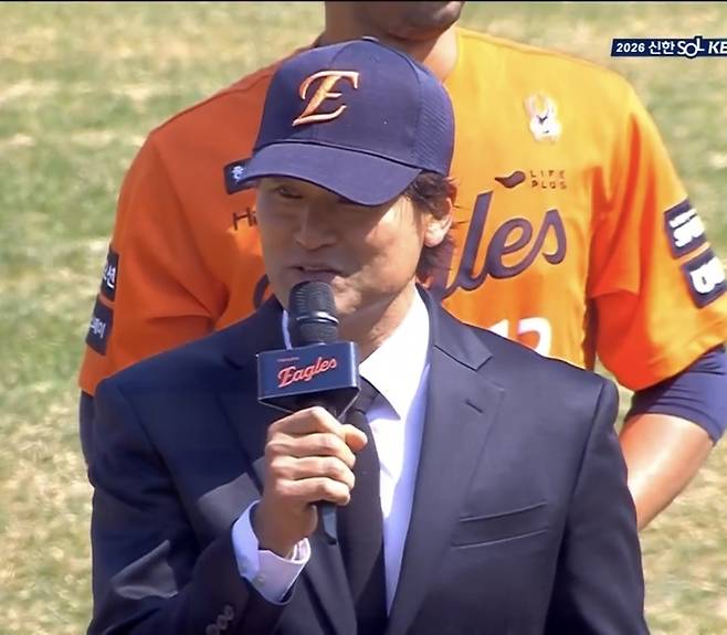 ‘진짜 존경받아 마땅하네’ 박찬호, 유니폼 대신 검은 양복 입고 마운드 선 이유→“대전 화재 참사 희생자 추모를 위해” [SS백스톱]