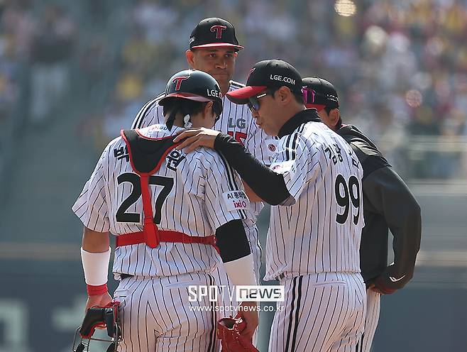 우승팀 개막전 선발이 왜이래, LG 치리노스 1회부터 6실점 난타→2회 배재준 긴급 투입