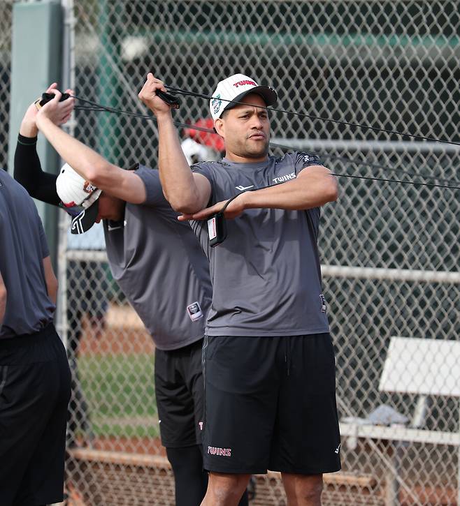 우승팀 개막전 선발이 왜이래, LG 치리노스 1회부터 6실점 난타→2회 배재준 긴급 투입