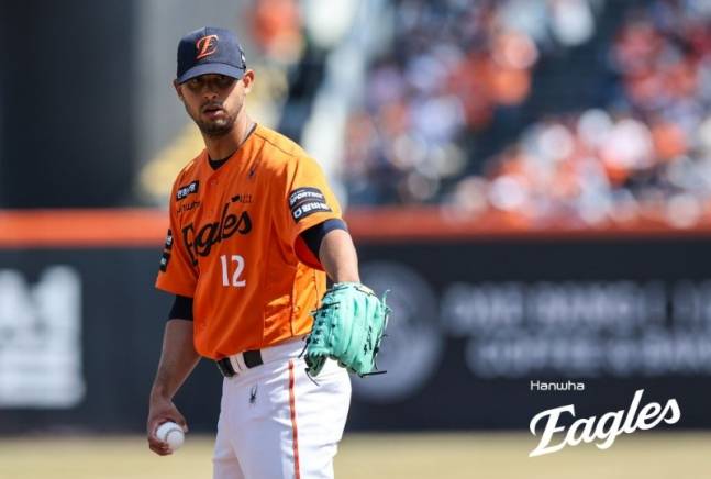 '4회까진 완벽→5회 볼볼볼→4실점 와르르' 한화 에르난데스, 154㎞ 뱀직구에도 '폰-와 대체자'로는 아직... [대전 현장]