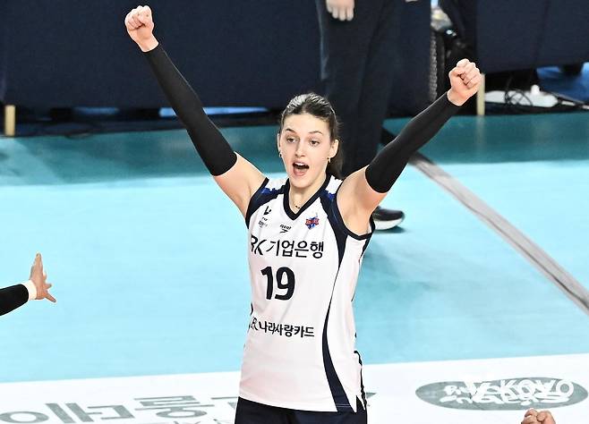 기업은행 외인 거포 빅토리아 출국…재계약은 새 감독이 결정