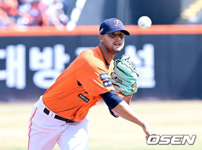 폰세와 아름다운 이별 불가능한가, 한화 새 외인 KBO 데뷔전서 4사사구 4실점…94구로 5이닝 못 버텼다 [오!쎈 대전]